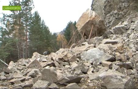 Угрозу обрушения на трассе Саяногорск-Черемушки устранят в течение 10 дней