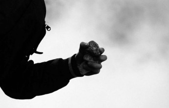 Ревнивый черногорец чуть не убил возлюбленную камнем