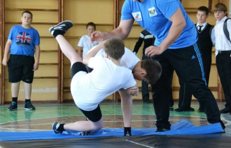 В Хакасии школьник получил травмы на уроке физкультуры