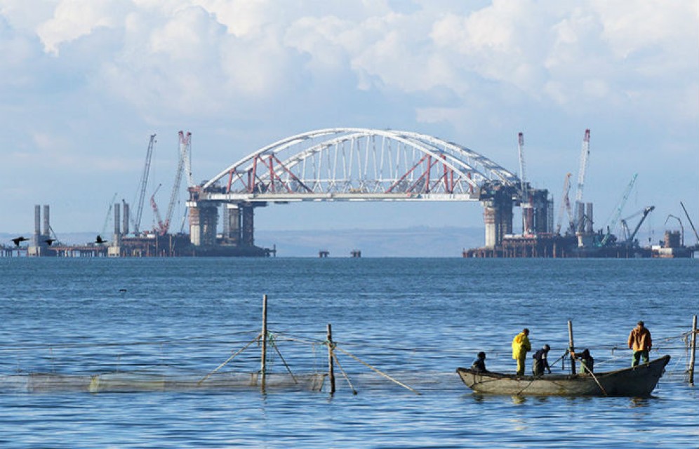 Строители Крымского моста установили автодорожную арку на опоры