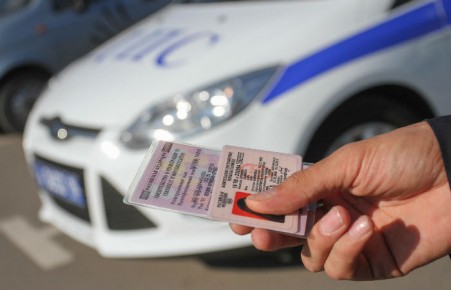 Новые правила выдачи водительских прав начали действовать в России