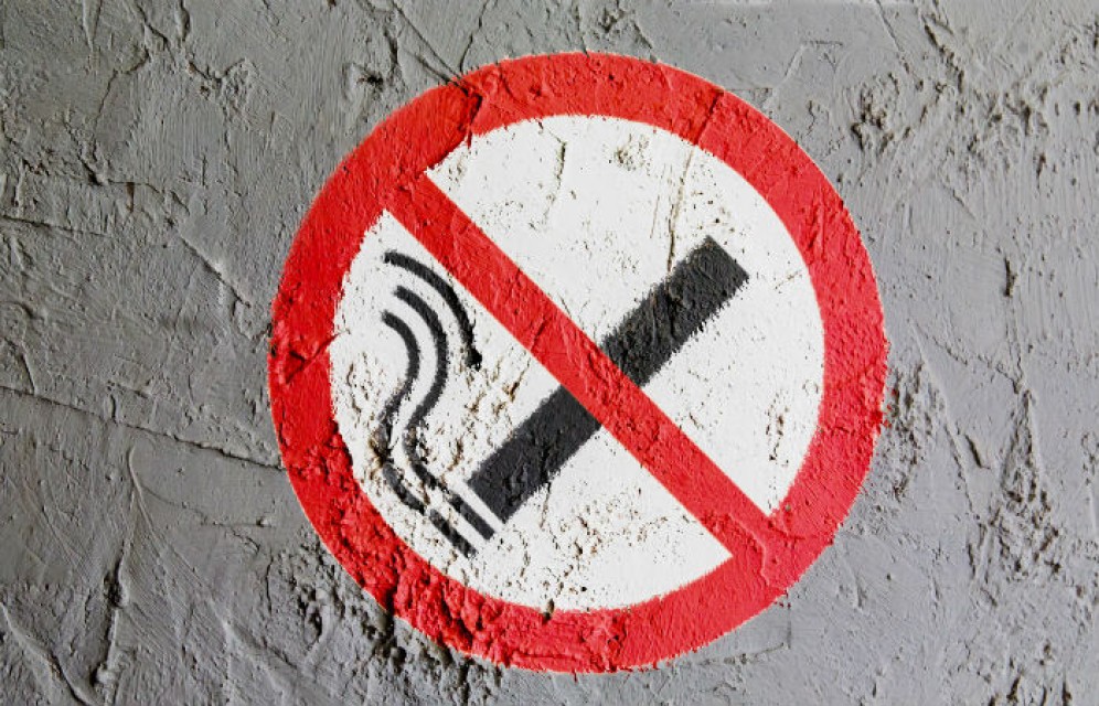 Минздрав поддержал запрет курения около подъездов жилых домов