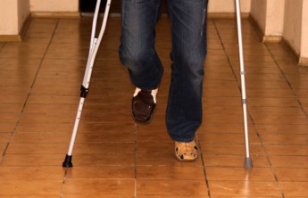 Житель Сорска костылем сломал знакомому руку и палец