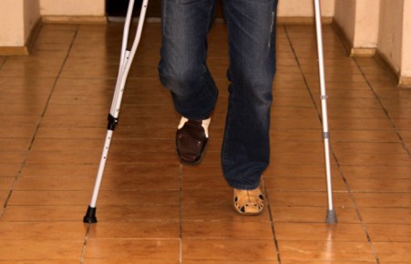 Житель Сорска костылем сломал знакомому руку и палец