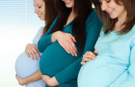 Британия попросила отменить термин «беременная женщина» ради трансгендеров