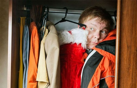 В Хакасии должник по алиментам прятался от судебных приставов в шкафу