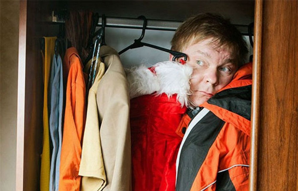 В Хакасии должник по алиментам прятался от судебных приставов в шкафу