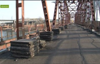 В Абакане рабочие разберут старый мост