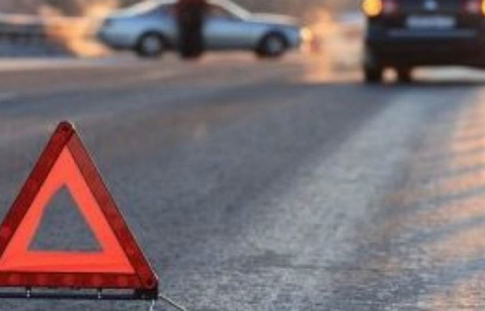 В Абакане женщина попала под колеса сразу двух автомобилей 