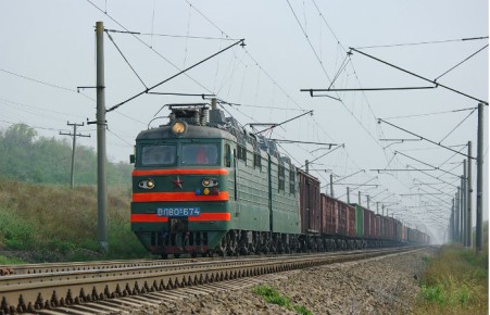 Житель Хакасии хотел доехать до Абакана между вагонами грузового поезда