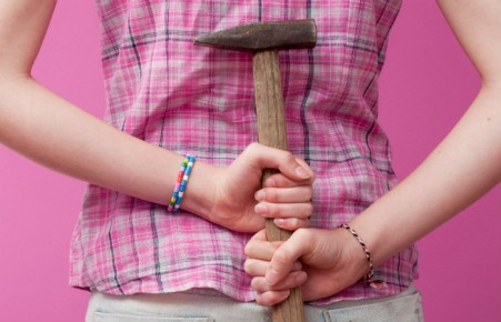 В Абакане участковый задержал неадекватную женщину с молотком