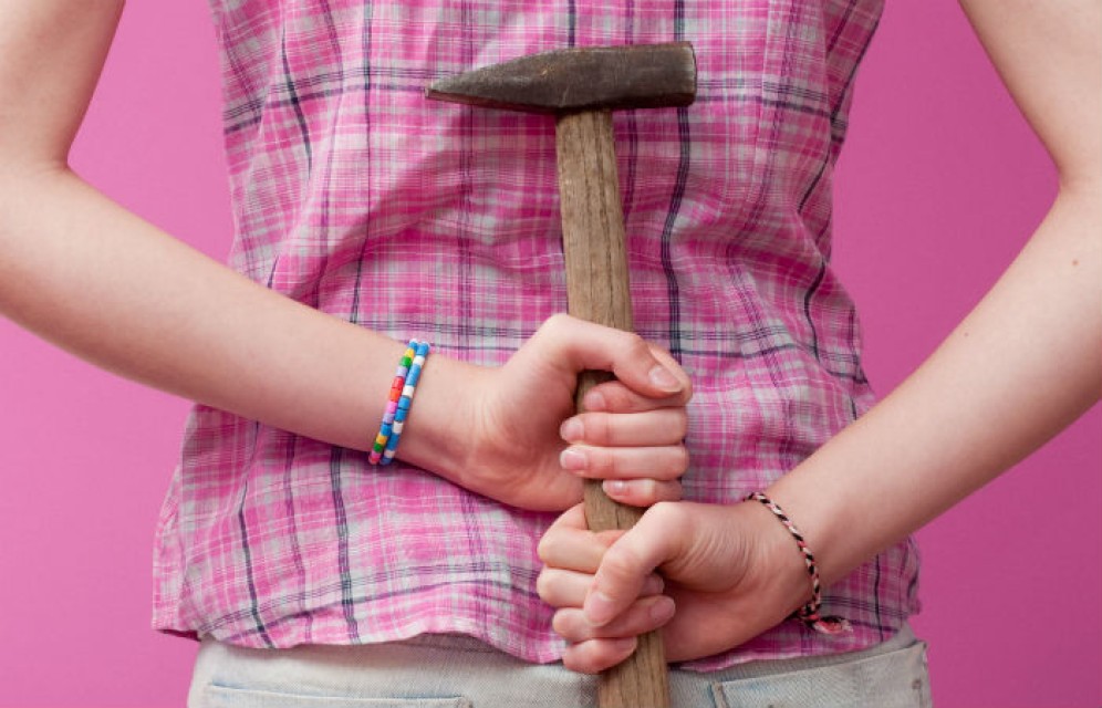 В Абакане участковый задержал неадекватную женщину с молотком