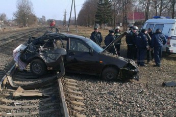 В Аскизском районе локомотив смял вылетевшую на пути легковушку