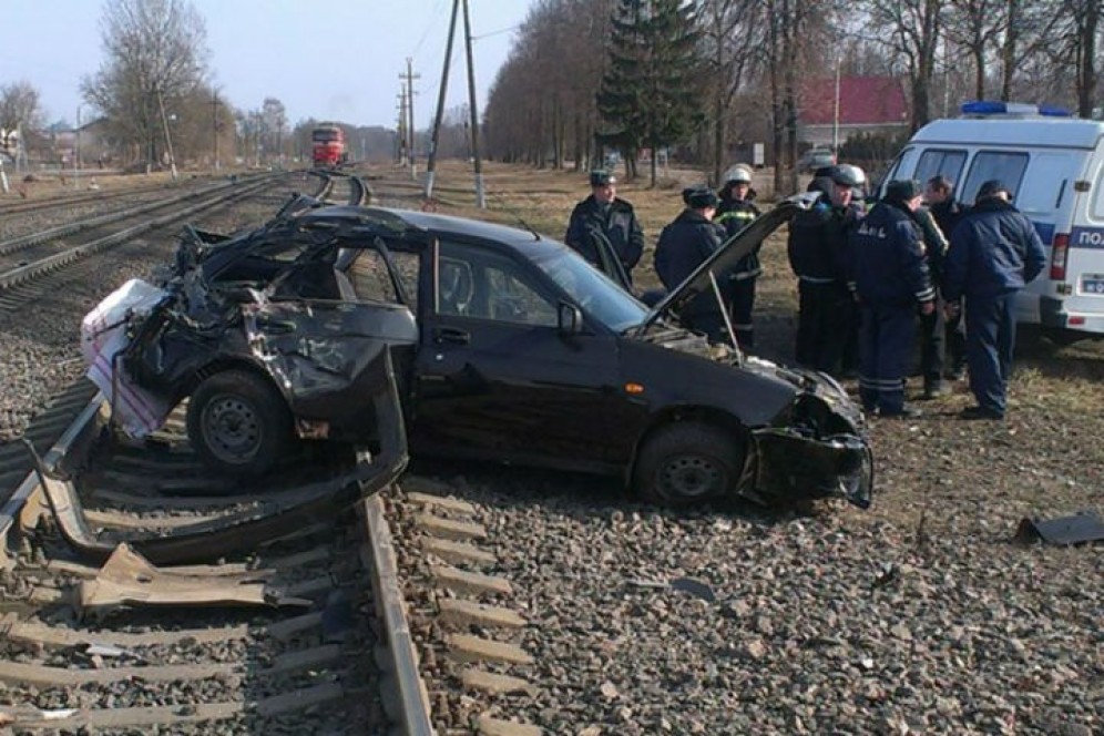 В Аскизском районе локомотив смял вылетевшую на пути легковушку
