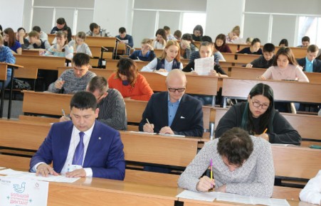 Более тысячи жителей Хакасии написали Большой этнографический диктант