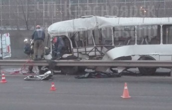 Грузовик раздавил маршрутку и четыре авто в Красноярске - двое погибших