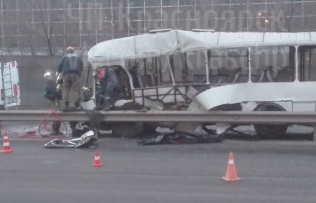 Грузовик раздавил маршрутку и четыре авто в Красноярске - двое погибших