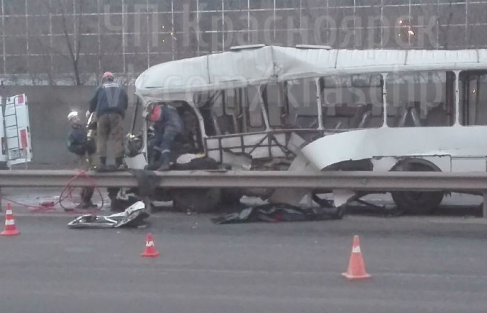 Грузовик раздавил маршрутку и четыре авто в Красноярске - двое погибших