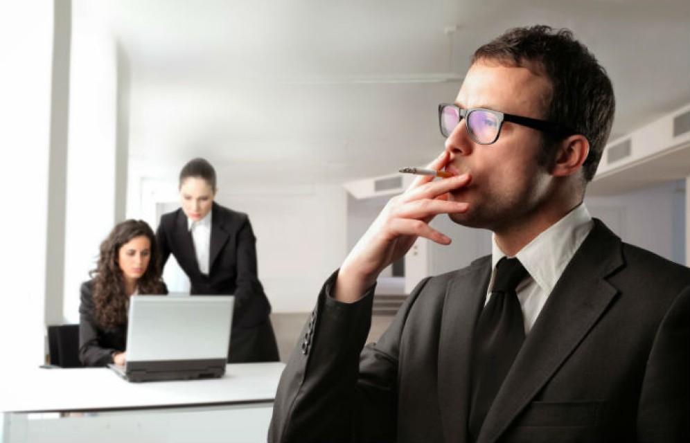 Для некурящих россиян предложили сократить рабочую неделю