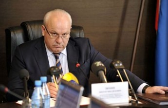 Глава Хакасии запретил обсуждать экономику тем, кто «туалета не построил»