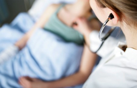 В Абакане из-за недосмотра родителей один ребенок ошпарился, другой — напился таблеток