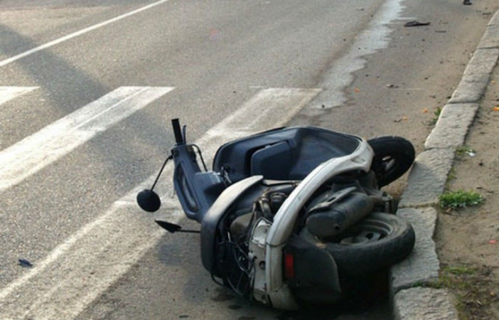 В Хакасии мопедист без прав сбил пенсионерку на обочине