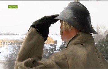 Манекен пожарного появился на старой каланче в Абакане