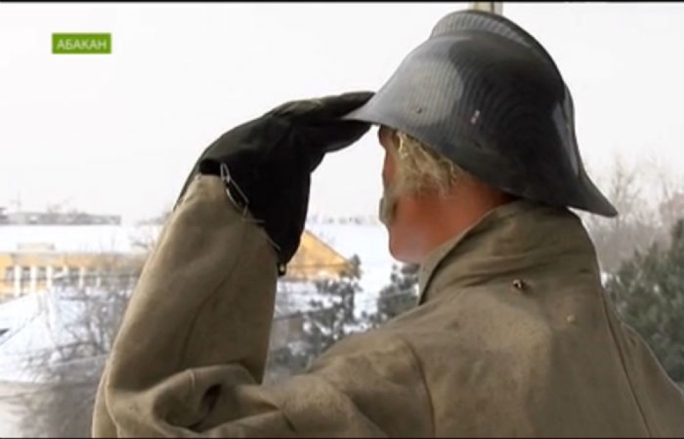 Манекен пожарного появился на старой каланче в Абакане