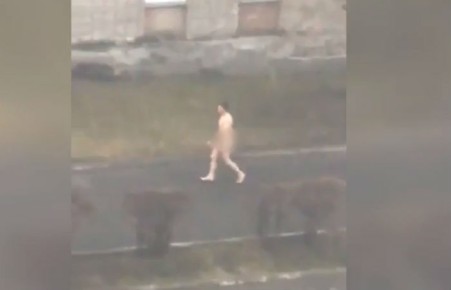 На улицах Абакана заметили голого мужчину