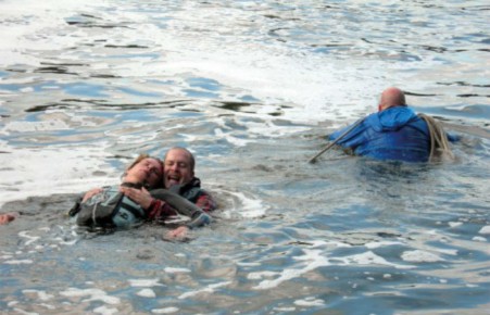 На границе Кузбасса и Хакасии железнодорожники спасли жизнь рыбаку, едва не утонувшему в реке Томь  