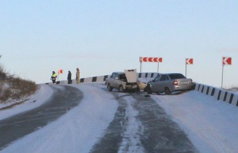 В Хакасии не разъехались два отечественных авто - двое пострадавших