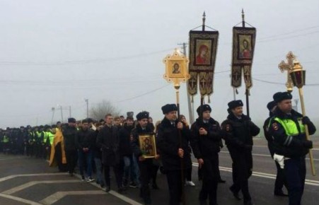 Сотрудники ГИБДД прошли крестным ходом по опасной трассе на Кубани