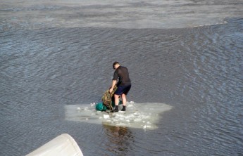 В Хакасии спасатели сняли рыбака с оторвавшейся льдины