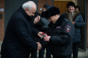 Глава Хакасии вручил полицейским ключи от новых квартир