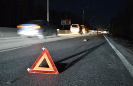 В водитель сбил женщину, которая шла по краю трассы ​
