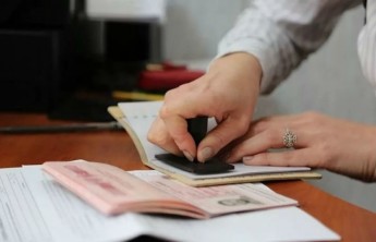 В Хакасии начальника районного отделения по вопросам миграции обвиняют в коррупции