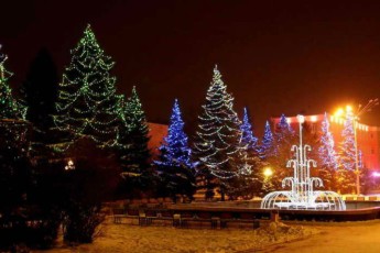 Абакан украшают к Новому году и устанавливают горки