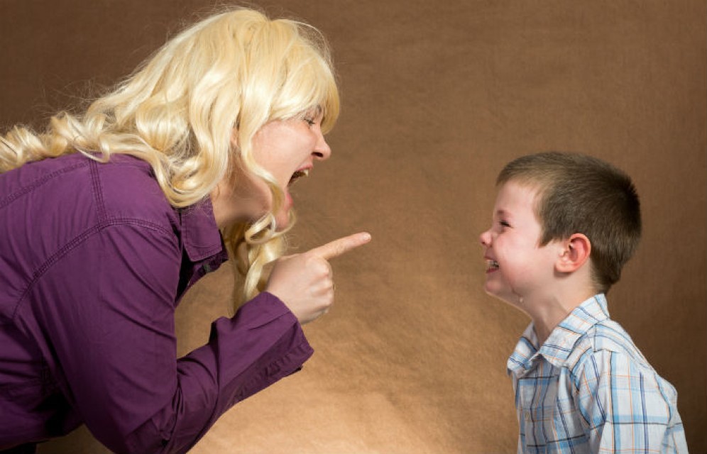 В Омске мать кинула ножом в четырехлетнего сына за непослушание