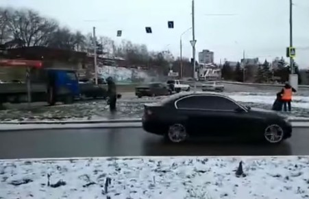 Косившие снег красноярские дорожники попали на видео ​