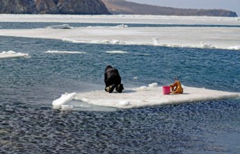 В Хакасии рыбака унесло на льдине