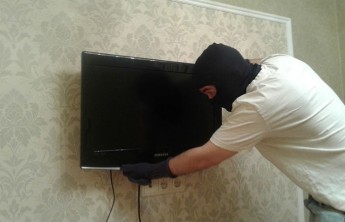 Житель Черногорска забрал у собутыльника телевизор, чтобы продолжить банкет