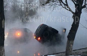 В Красноярске машина провалилась в кипяток