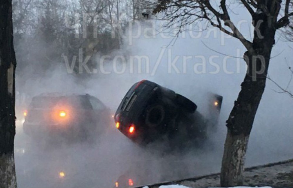 В Красноярске машина провалилась в кипяток