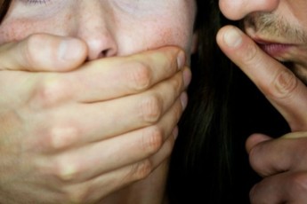 Житель Абакана напросился в гости к 11-летней школьнице и изнасиловал ее ​