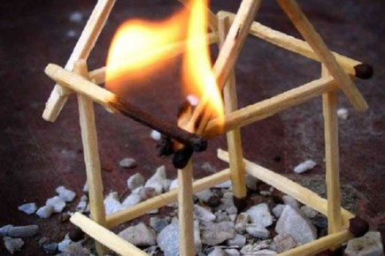 Погибший на пожаре в Черногорске мальчик прятался от огня в ванной