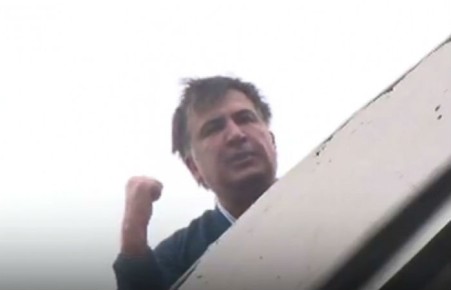 Саакашвили угрожает спрыгнуть с крыши 8-этажного дома из-за обысков в его квартире