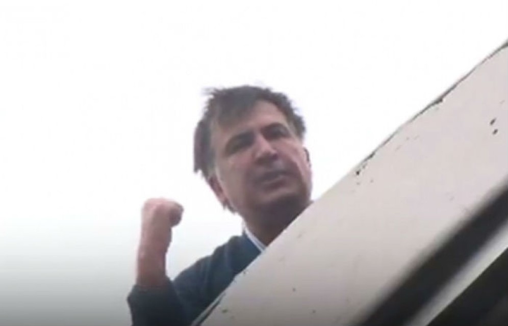 Саакашвили угрожает спрыгнуть с крыши 8-этажного дома из-за обысков в его квартире