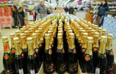 Продажа шампанского на Новый год в РФ может стать круглосуточной