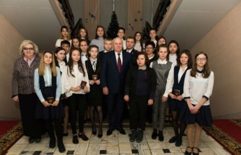 Юные жители Хакасии получили первые паспорта из рук главы региона