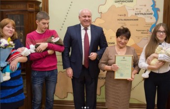 Виктор Зимин вручил родителям тройняшек сертификат на 1 млн рублей